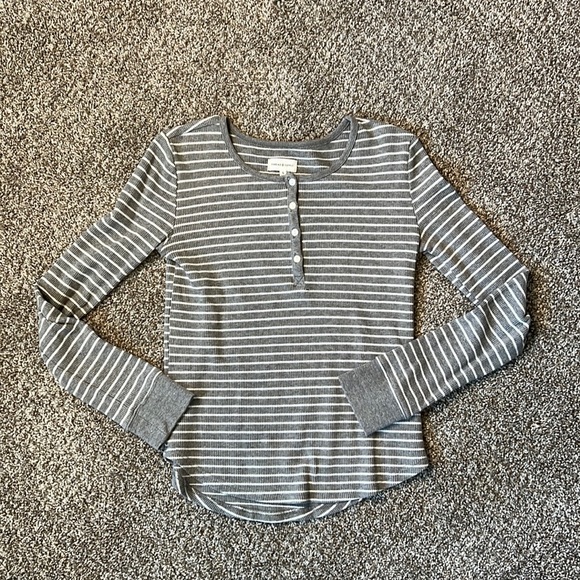 🌟 Thread and Supply Gray & White Striped Henley - Size Small - Picture 4 of 5